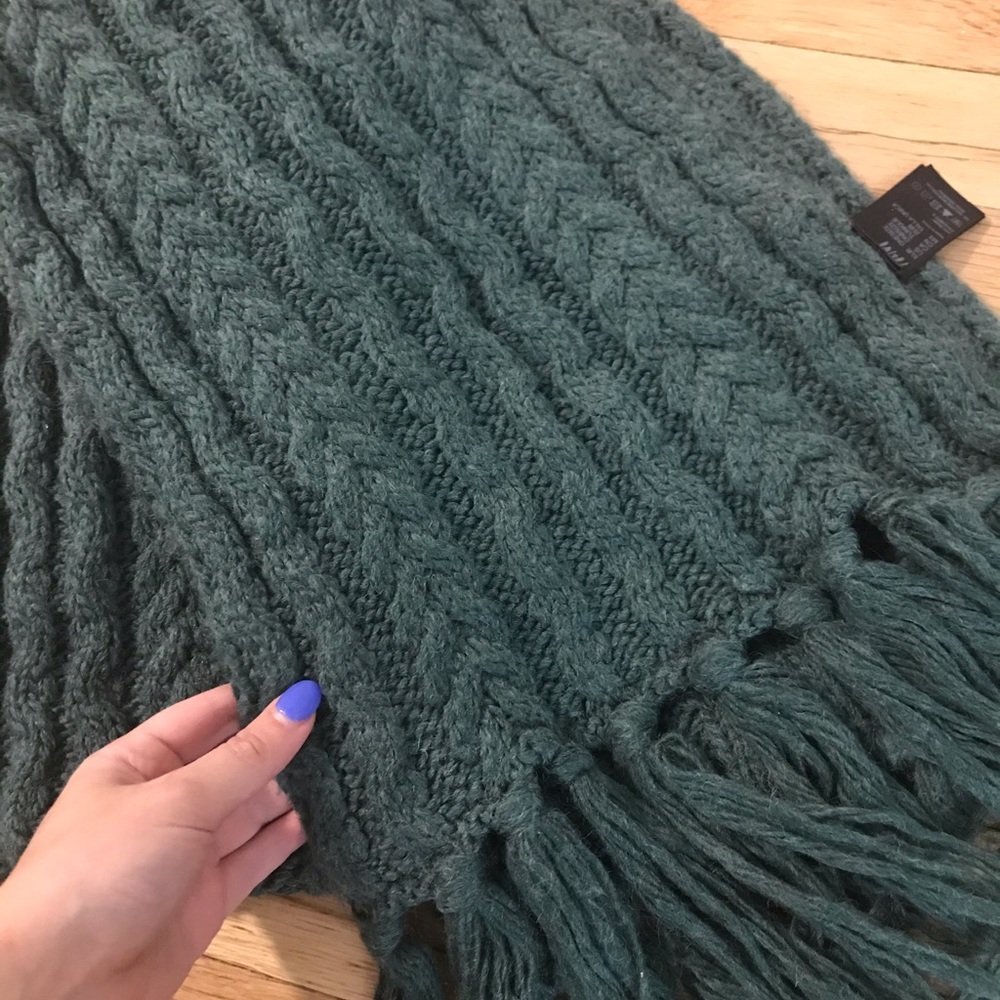 H&M scarf 🧣 - Picture 2 of 3